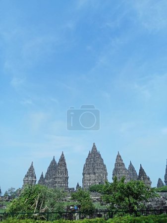 Vista del templo de Prambanan con nubes azules brillantes