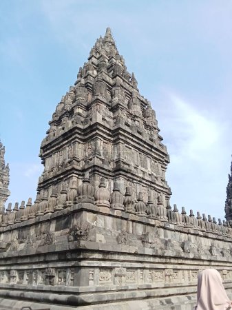 Vista del templo de Prambanan con nubes azules brillantes