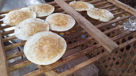Frisch gekochter traditioneller Cucur-Kuchen steht zum Servieren bereit