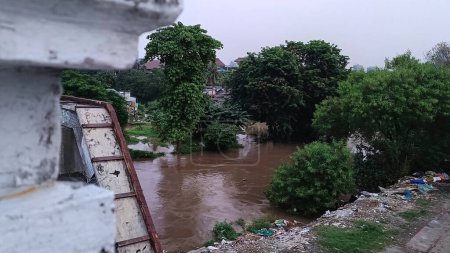Überschwemmungen in der Stadt Jakarta um Häuser und Bäume