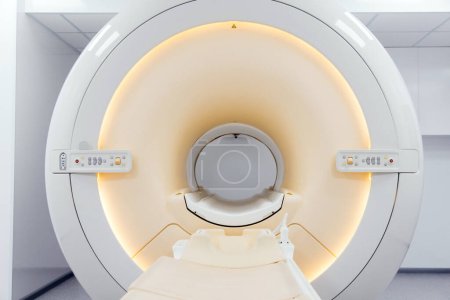 Tomografía computarizada médica, resonancia magnética o PET en un moderno laboratorio hospitalario. Equipos médicos tecnológicamente avanzados y funcionales en una sala blanca limpia.