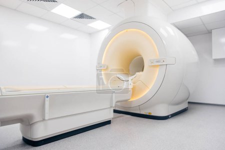 Medizinische CT, MRT oder PET in einem modernen Krankenhauslabor. Technologisch fortschrittliche und funktionale medizinische Geräte in einem sauberen weißen Raum.