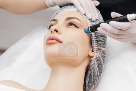Cosmetología moderna. Primer plano de un dispositivo moderno para el procedimiento hidrafacial utilizado para la limpieza de la cara
