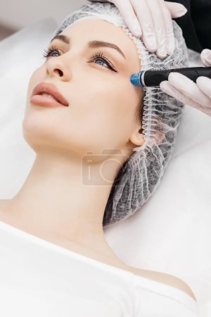 Foto de Cosmetología moderna. Primer plano de un dispositivo moderno para el procedimiento hidrafacial utilizado para la limpieza de la cara - Imagen libre de derechos