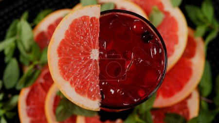 Téléchargez les photos : Préparation d'une boisson rafraîchissante d'été - limonade de pamplemousse, citron, menthe, groseille rouge, glace au sirop et à l'eau - en image libre de droit