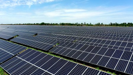 Foto de Vista superior de una nueva granja solar. Filas de paneles solares fotovoltaicos modernos. Fuente de energía ecológica renovable del sol. Vista aérea. - Imagen libre de derechos