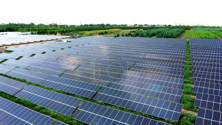 Téléchargez les photos : Vue de dessus d'une nouvelle ferme solaire. Lignes de panneaux solaires photovoltaïques modernes. Source d'énergie écologique renouvelable provenant du soleil. Vue aérienne. - en image libre de droit