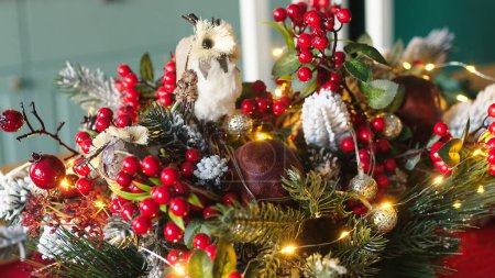 Foto de Mesa de Navidad, cubierta de Navidad, cena festiva, ajuste de mesa tiene decoraciones de Navidad en la sala de estar, un bokeh borroso en la mesa de la cubierta del año nuevo, un fondo de Navidad vintage rústico - Imagen libre de derechos