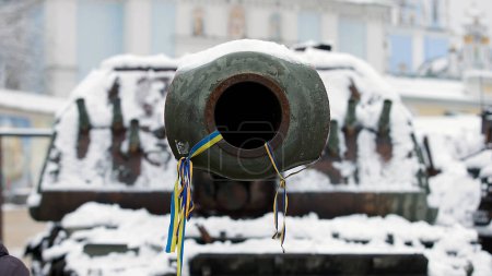 Kampfpanzer. Ukraine. Schweres Militärfahrzeug, urbaner Hintergrund. Kriegs- und Verteidigungsausrüstung der Armee.