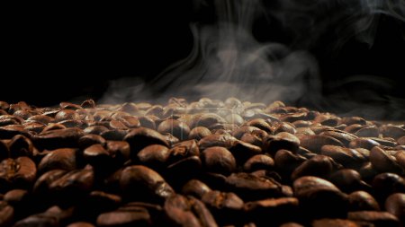 Téléchargez les photos : Gros plan sur les grains de café brun torréfiés - en image libre de droit