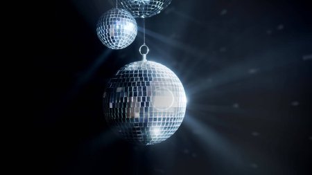 Foto de Un colorido espejo de discoteca ilumina el telón de fondo de una discoteca. La fiesta ilumina la bola disco. - Imagen libre de derechos