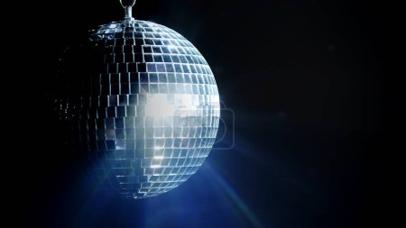 Foto de Una bola colorida del espejo de la discoteca ilumina el telón de fondo de una discoteca. La fiesta ilumina la bola disco. - Imagen libre de derechos