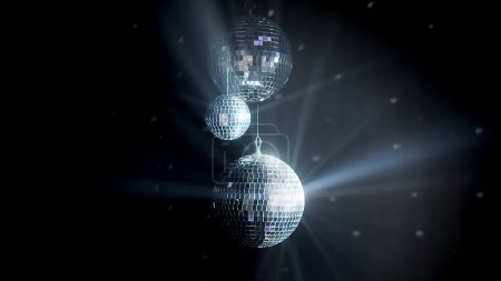 Foto de Un colorido espejo de discoteca ilumina el telón de fondo de una discoteca. La fiesta ilumina la bola disco. - Imagen libre de derechos
