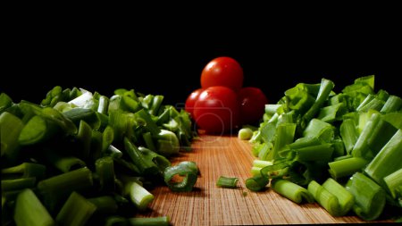 Téléchargez les photos : Tomates, poivrons, concombres, laitue, oignons verts, aneth sur une assiette. Concept d'alimentation saine. Préparation d'un dîner végétarien. gros plan, macro. - en image libre de droit