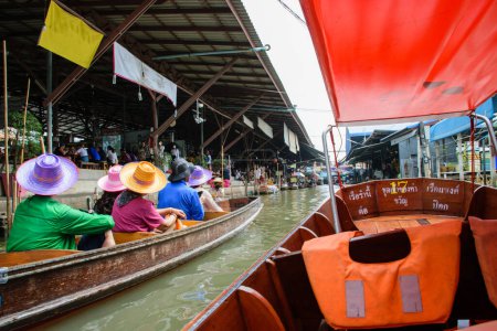 Téléchargez les photos : Les touristes asiatiques sur le bateau au marché flottant Damnoen Saduak - en image libre de droit