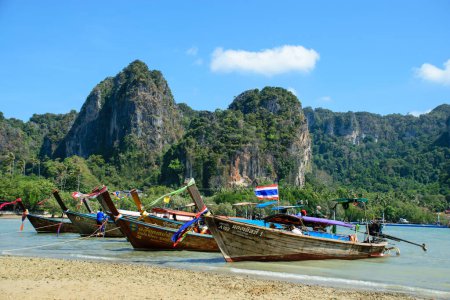 Vista del puerto en la playa de Koh Phi Phi Don, destino popular para los turistas en Tailandia