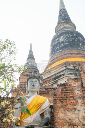 Foto de Hermosa vista de las pagodas y budas de Ayutthaya, en Wat Ratchaburana, Wat Mahathat, Wat Phra Ram, Wat Phra Si Sanphet templo. Antiguas ruinas de Ayyuthaya Tailandia. - Imagen libre de derechos