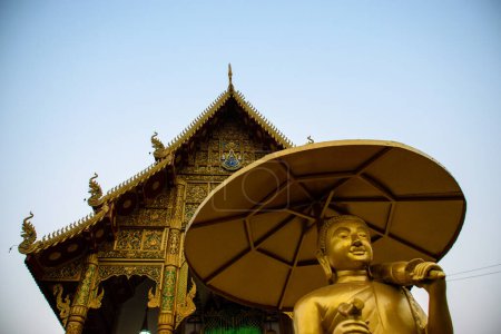 Foto de Phra Sangkachai, con el monje gordo en el templo de Wat Mung Muang en Chiang Rai la provincia norteña de Tailandia - Imagen libre de derechos