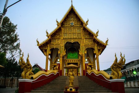 Téléchargez les photos : Phra Sangkachai, avec le moine gras dans le temple Wat Mung Muang à Chiang Rai la province nord de la Thaïlande - en image libre de droit