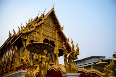 Téléchargez les photos : Phra Sangkachai, avec le moine gras dans le temple Wat Mung Muang à Chiang Rai la province nord de la Thaïlande - en image libre de droit