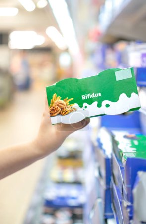 Téléchargez les photos : Image de yaourts Bifidus stockés pour la vente et la consommation dans les supermarchés - en image libre de droit
