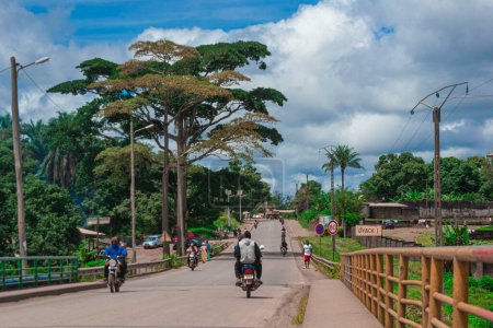 Téléchargez les photos : Street of the city of mbalmayo in Cameroon - en image libre de droit
