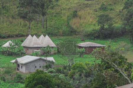 Téléchargez les photos : Cases traditionnelles de la chefferie  l'ouest du Cameroun, dans le village de Bamendjou - en image libre de droit