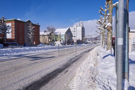 Téléchargez les photos : Otaru, Japan  - December 19, 2022 : Snow-covered streets of Otaru. Otaru is popular tourist attractions in Hokkaido,Japan - en image libre de droit