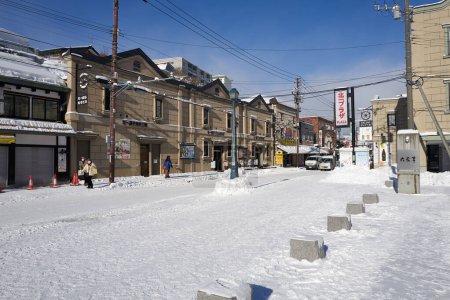 Téléchargez les photos : Otaru, Japan  - December 19, 2022 : Snow-covered streets of Otaru. Otaru is popular tourist attractions in Hokkaido,Japan - en image libre de droit