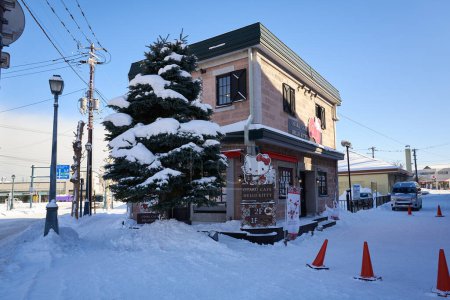 Foto de Otaru, Japan  - December 19, 2022 : Snow-covered streets of Otaru. Otaru is popular tourist attractions in Hokkaido,Japan - Imagen libre de derechos