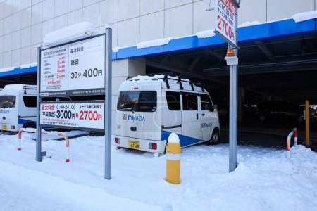 Téléchargez les photos : Hokkaido, Japan  - December 20, 2022 : Expensive parking fees in Sapporo, Hokkaido - en image libre de droit