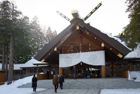 Téléchargez les photos : Hokkaido, Japan  - December 21, 2022 : Beautiful Japanese architecture Hokkaido Shrine located in Sapporo city in snow winter season - en image libre de droit