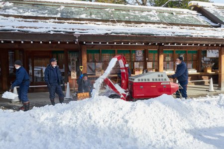 Téléchargez les photos : Hokkaido, Japan  - December 21, 2022 : Workers do snow removal work at the Hokkaido Shrine in Sapporo, Hokkaido - en image libre de droit