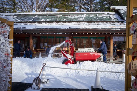Téléchargez les photos : Hokkaido, Japan  - December 21, 2022 : Workers do snow removal work at the Hokkaido Shrine in Sapporo, Hokkaido - en image libre de droit