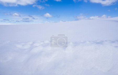 Téléchargez les photos : Snow fields with sunny sky winter landscape - en image libre de droit
