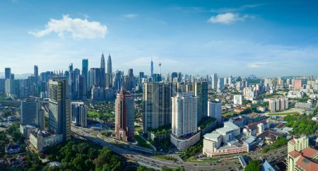 Téléchargez les photos : Vue aérienne panoramique du matin de la belle ville de Kuala Lumpur skyline. Malaisie - en image libre de droit