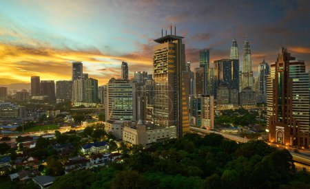 Foto de Vista aérea al atardecer del hermoso horizonte de la ciudad de Kuala Lumpur. Malasia - Imagen libre de derechos