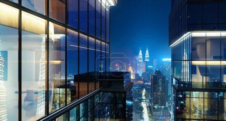 Foto de Totalmente de piso a techo de cristal moderno apartamento de alta gama u oficina con hermosa vista de la ciudad de noche. renderizado 3d - Imagen libre de derechos