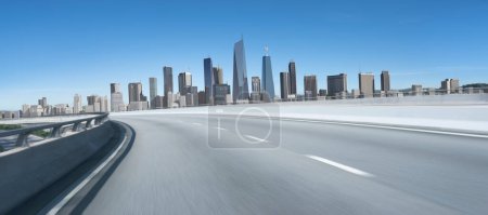 Foto de Avanzando a alta velocidad, camino borroso y vacío con fondo de paisaje urbano. renderizado 3d - Imagen libre de derechos
