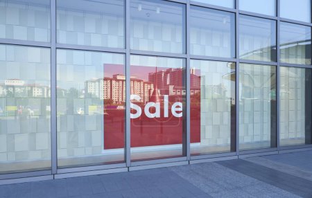 Foto de Cartel rojo con venta en ventana de cristal de la pared en el centro comercial - Imagen libre de derechos