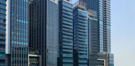 Foto de Rascacielos de oficinas modernos, edificios de gran altura con fachadas de vidrio, conceptos de finanzas y antecedentes económicos. - Imagen libre de derechos