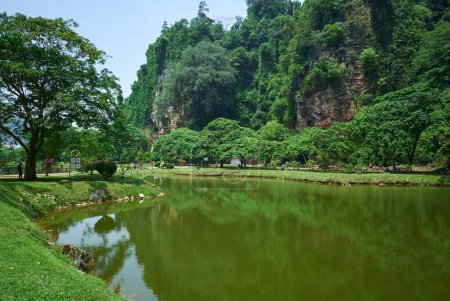 Téléchargez les photos : Attractions touristiques célèbres à Ipoh Kek Lok Tong Zen Gardens, niché entre des lacs sereins à la base de Gunung Rapat - en image libre de droit