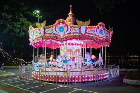 Téléchargez les photos : Carrousel classique illuminé la nuit à Ipoh, Malaisie - en image libre de droit