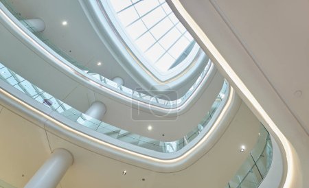 Téléchargez les photos : Vue à angle bas des détails architecturaux avec plafond futuriste avec éclairage - en image libre de droit
