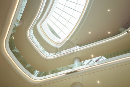 Foto de Vista de ángulo bajo de detalles arquitectónicos con techo futurista con iluminación - Imagen libre de derechos