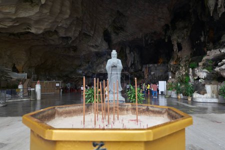 Téléchargez les photos : IPOH, MALAISIE - 28 septembre 2023 : Statue confucieuse dans la grotte Ipoh Kek Look Tong, une attraction touristique célèbre nichée parmi les lacs tranquilles au pied du mont Lapa - en image libre de droit