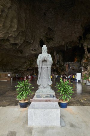 Photo for IPOH , MALAYSIA - Sept 28,2023 : Confucious statue in Ipoh Kek Look Tong Cave, a famous tourist attraction nestled among tranquil lakes at the foot of Mount Lapa - Royalty Free Image