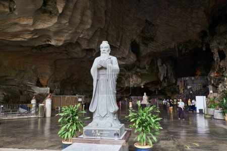 Foto de IPOH, MALASIA - 28 de septiembre de 2023: Estatua confuciosa en la cueva Ipoh Kek Look Tong, una famosa atracción turística situada entre tranquilos lagos al pie del Monte Lapa - Imagen libre de derechos