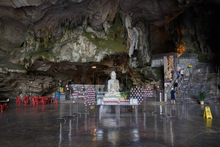 Téléchargez les photos : IPOH, MALAISIE - 28 septembre 2023 : Statue de Bouddha dans la grotte Ipoh Kek Look Tong, une attraction touristique célèbre nichée parmi les lacs tranquilles au pied du mont Lapa - en image libre de droit