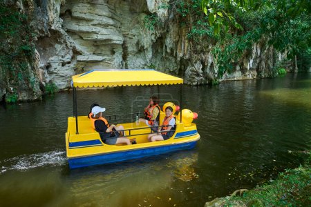 Foto de IPOH, MALASIA - 28 de septiembre de 2023: Famosa atracción turística en Ipoh Kek Lok Tong Cueva Templo Zen Jardines, es hermoso jardín con un montón de actividades como paseos en bote, ciclismo - Imagen libre de derechos